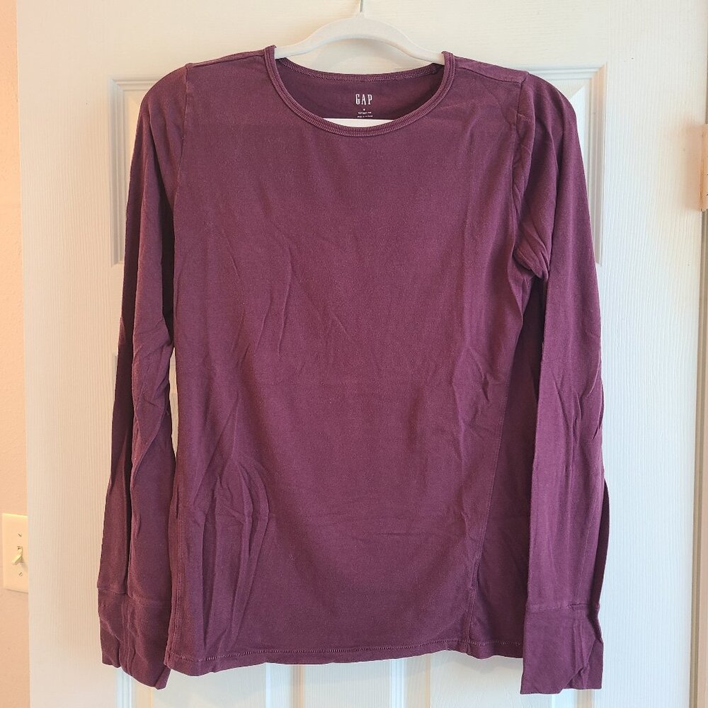 Gap long sleeve tshirt